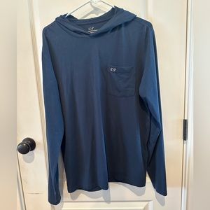 Men’s Vineyard Vines t-shirt hoodie.